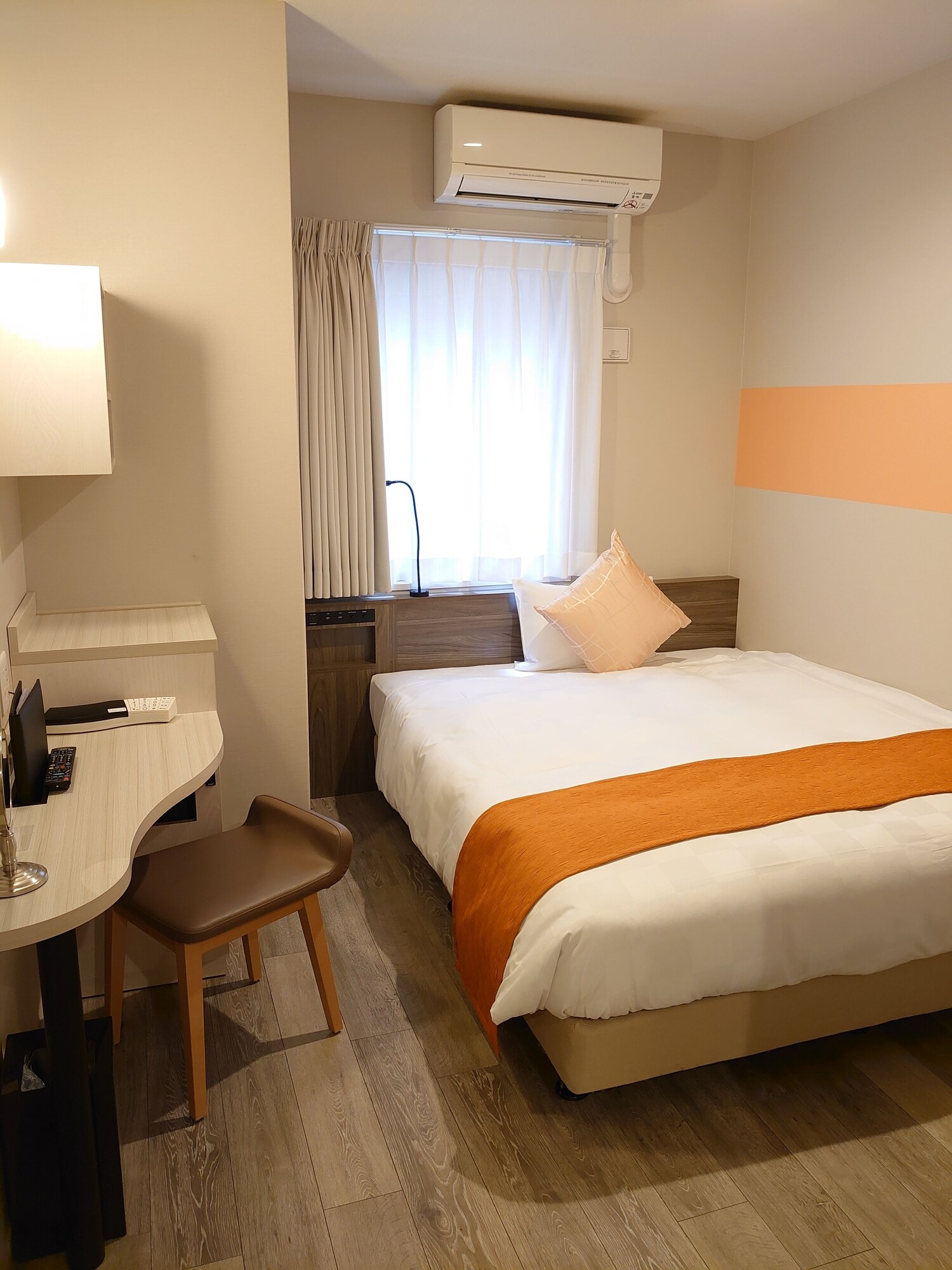 ROOM, SINGLE