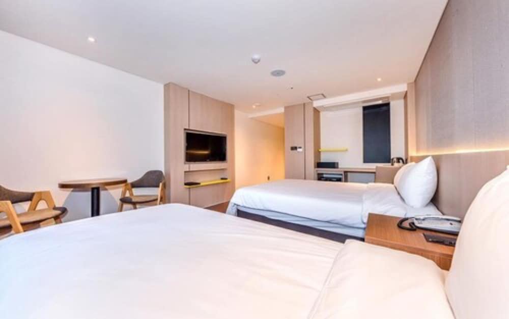 DELUXE, TWIN BEDS