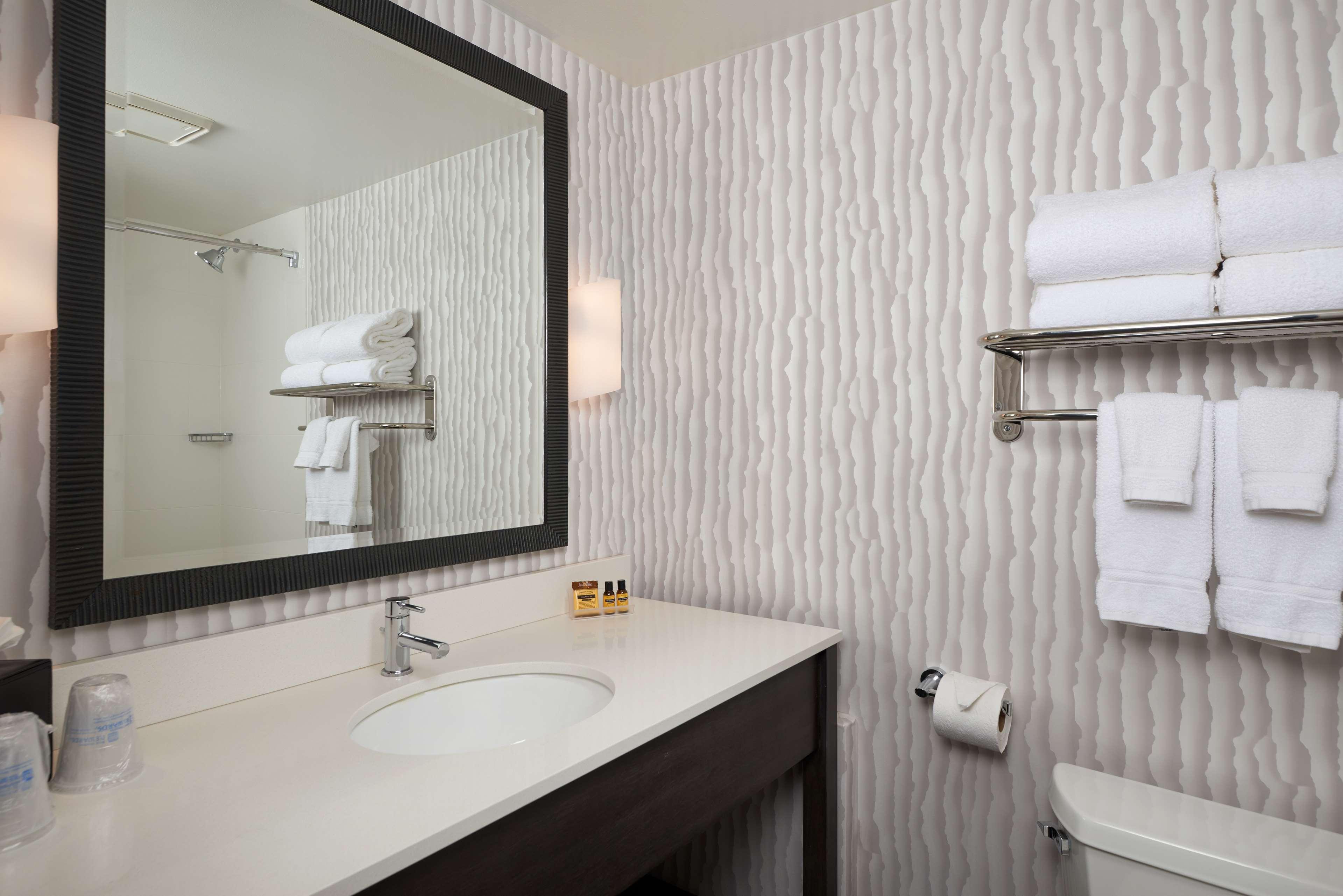 غرفة بسريرين كوين بإطلالة على البحر في الطابق العلوي، Best Western Plus Agate Beach Inn 4/5