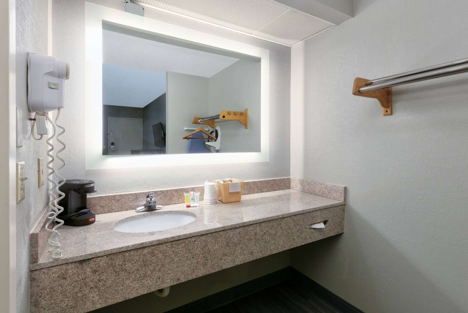 Super 8 by Wyndham Diberville Biloxi Area 24/26