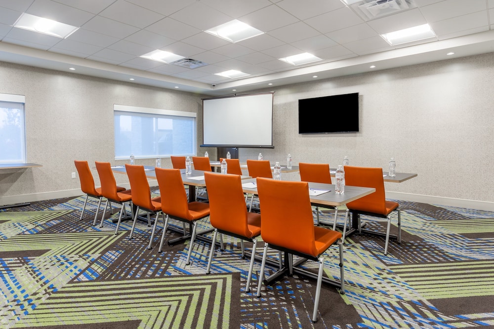 Holiday Inn Express Suites Florence Cincinnati Airport 30/37