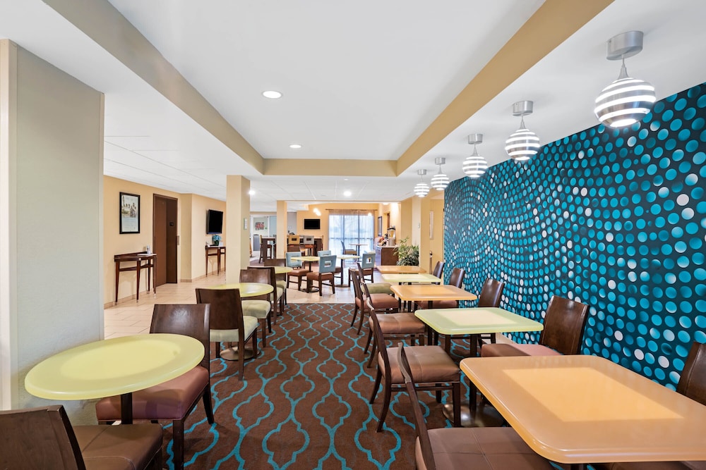 La Quinta Inn & Suites by Wyndham Knoxville Airport 33/47