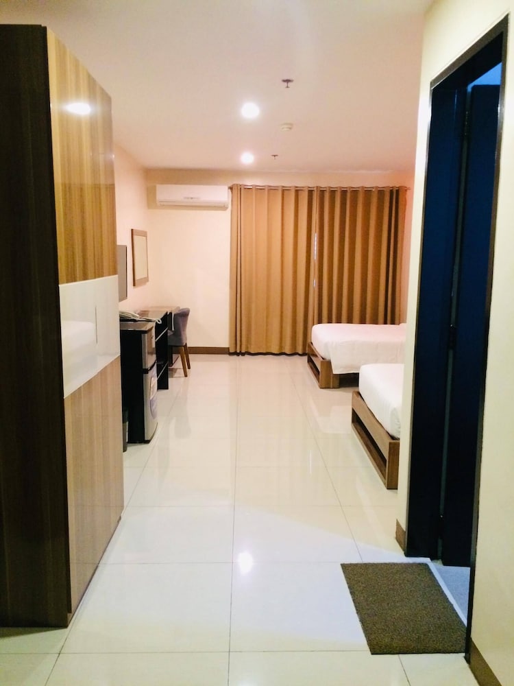 EXECUTIVE, TWIN BEDS
