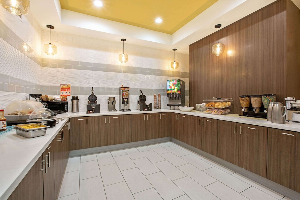 La Quinta Inn & Suites By Wyndham NE Long Beach/Cypress 4/51