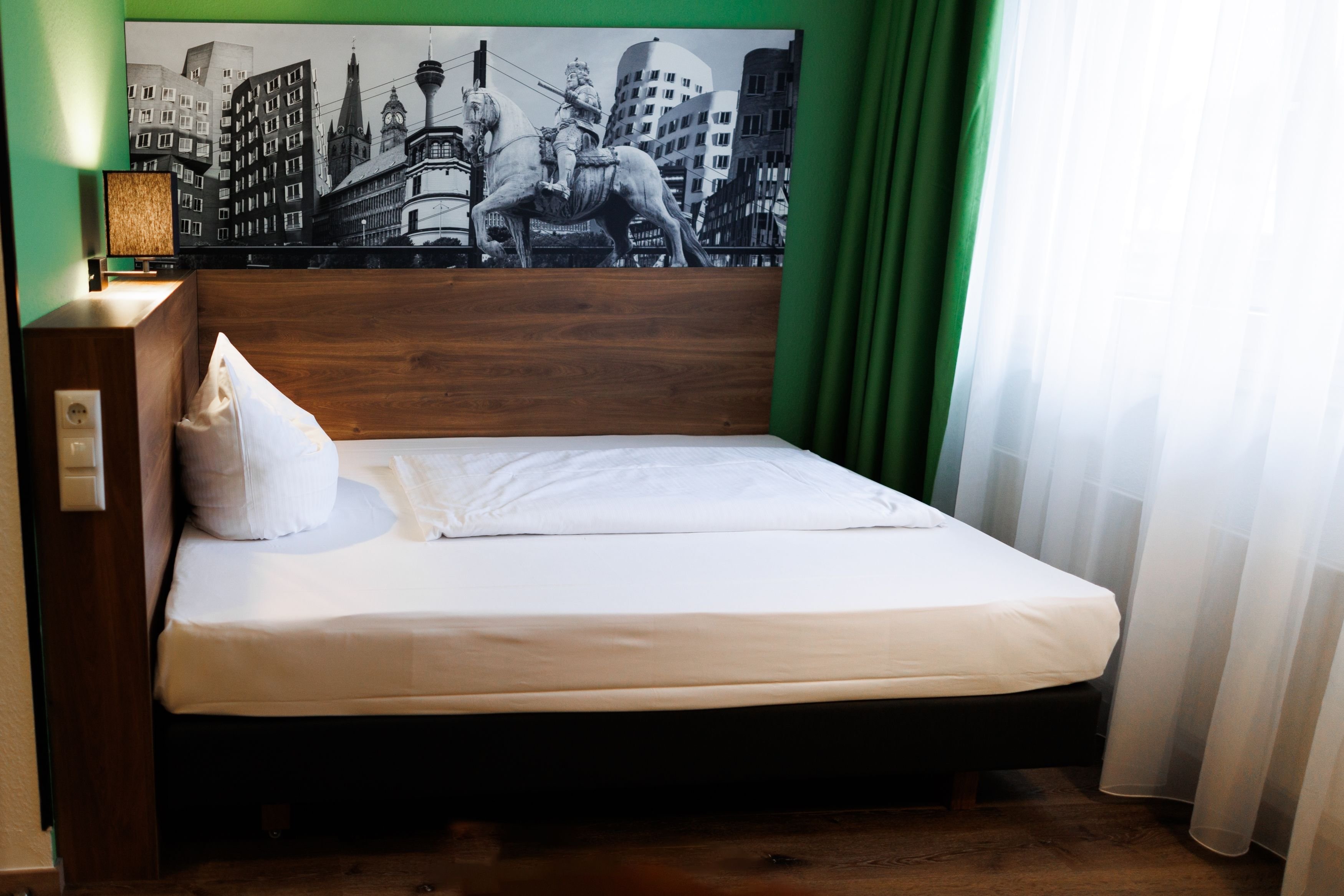 DELUXE, SINGLE, QUEEN BED