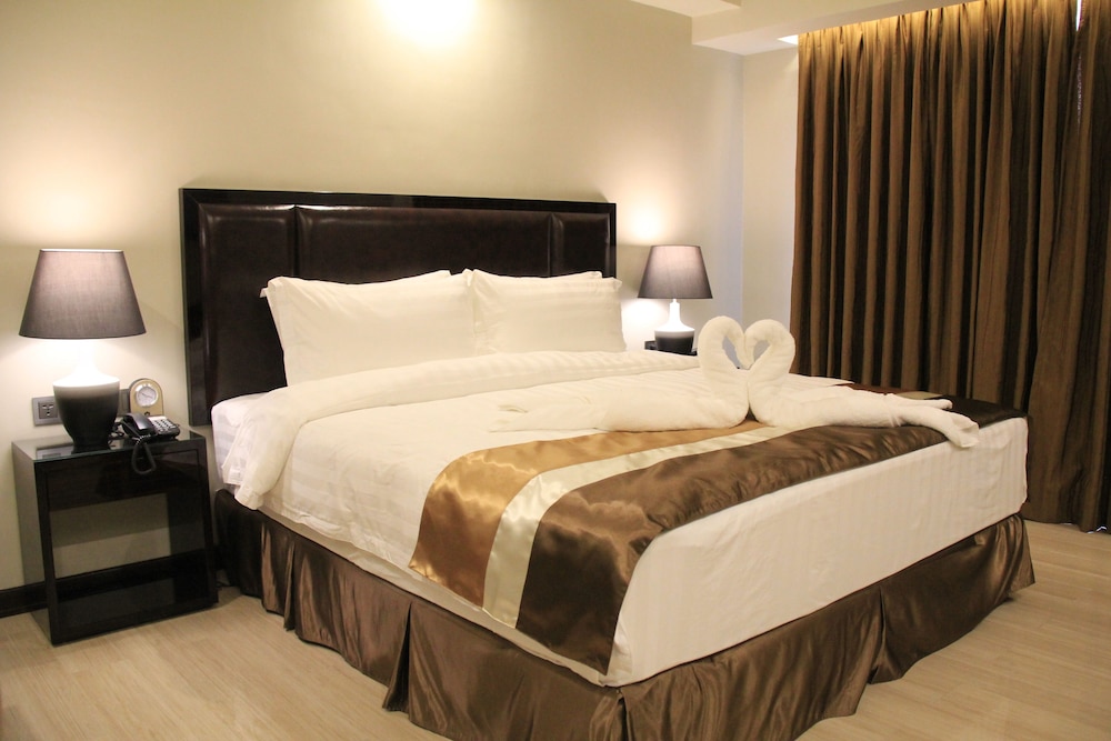 Deluxe, King Bed, Pool Side, Bathtub