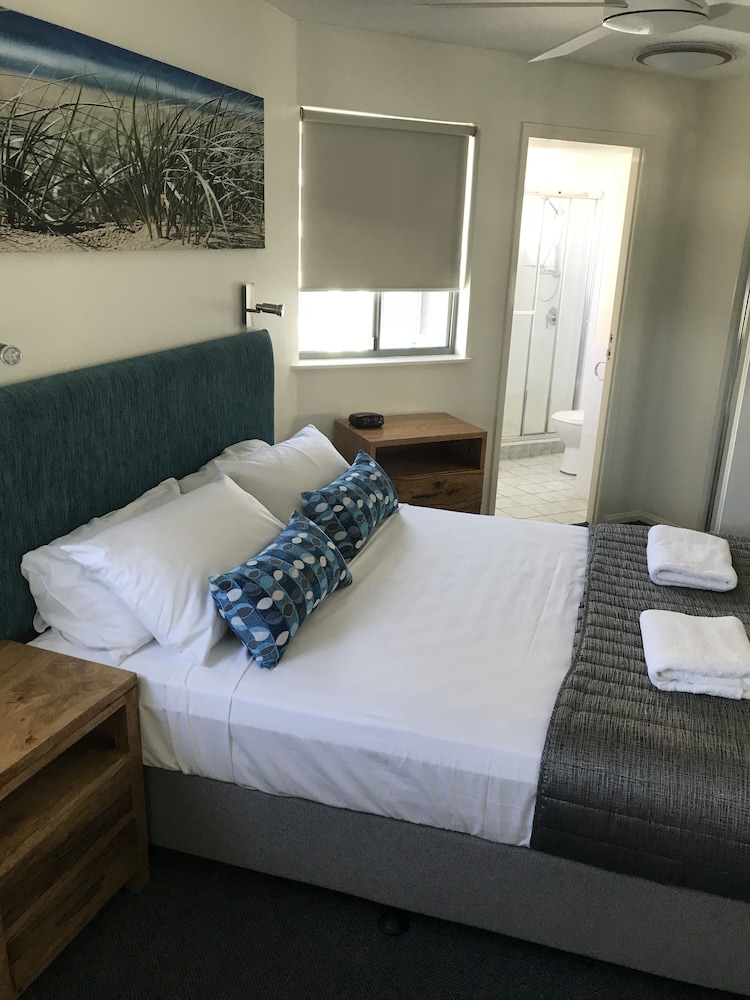 2 Bedrooms, Queen Bed, Beach Front