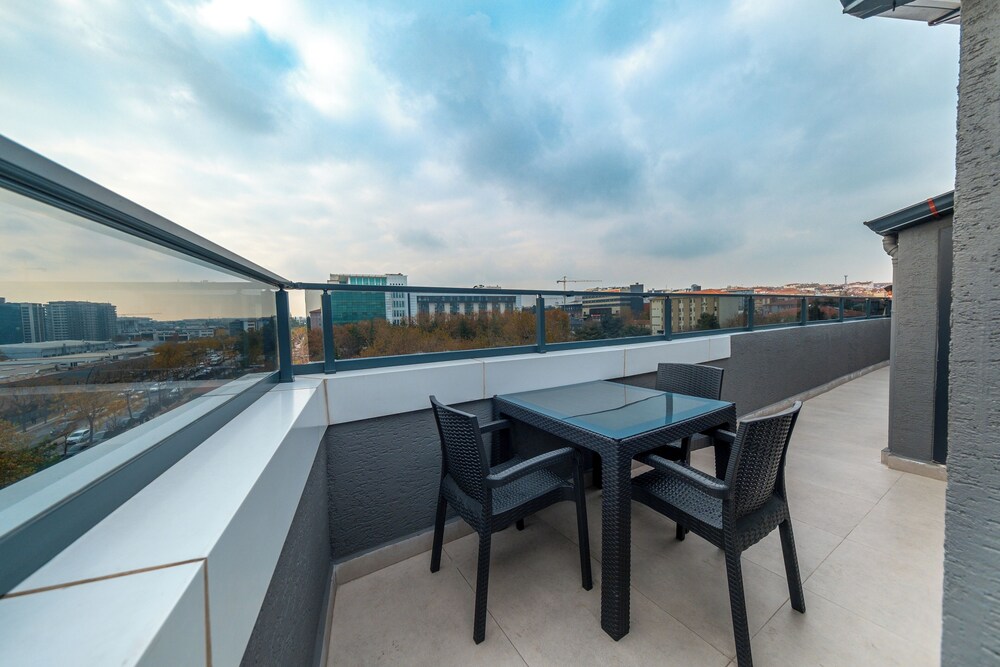 Luxury Life Suites 35/50