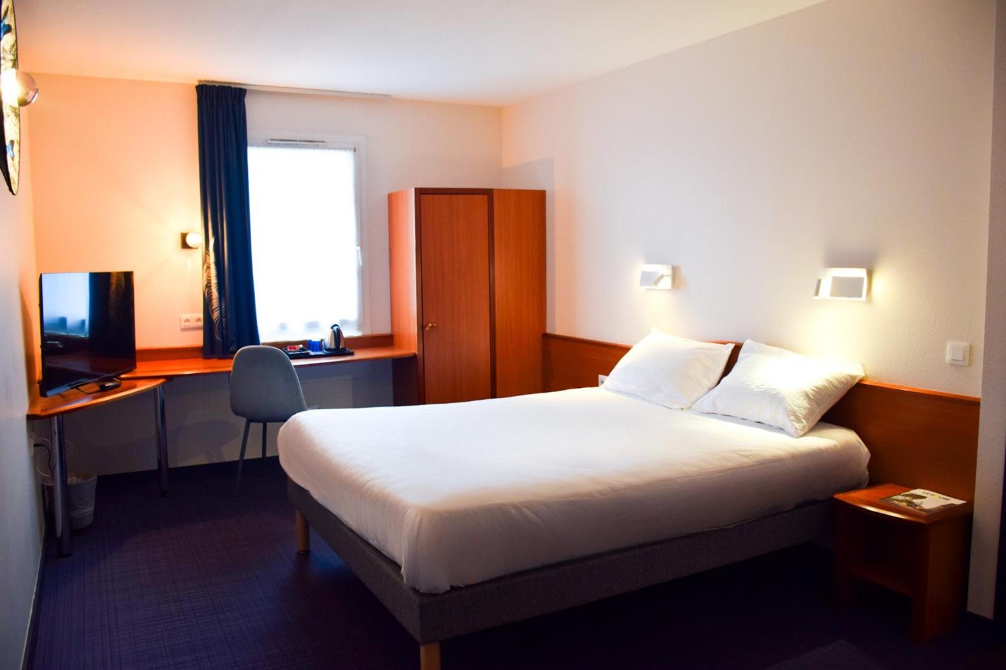 غرفة قياسية بسرير مزدوج