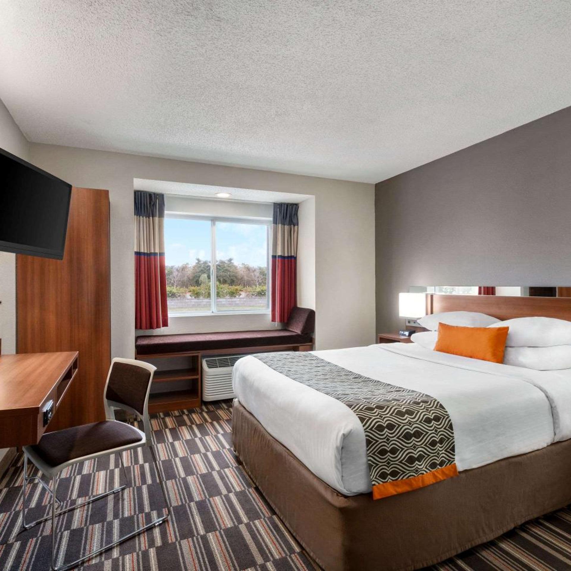 غرفة بسرير كوين بحوض استحمام لذوي الإعاقة