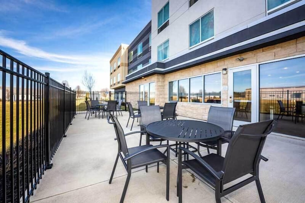 Fairfield Inn and Suites Columbus Marysville 14/19