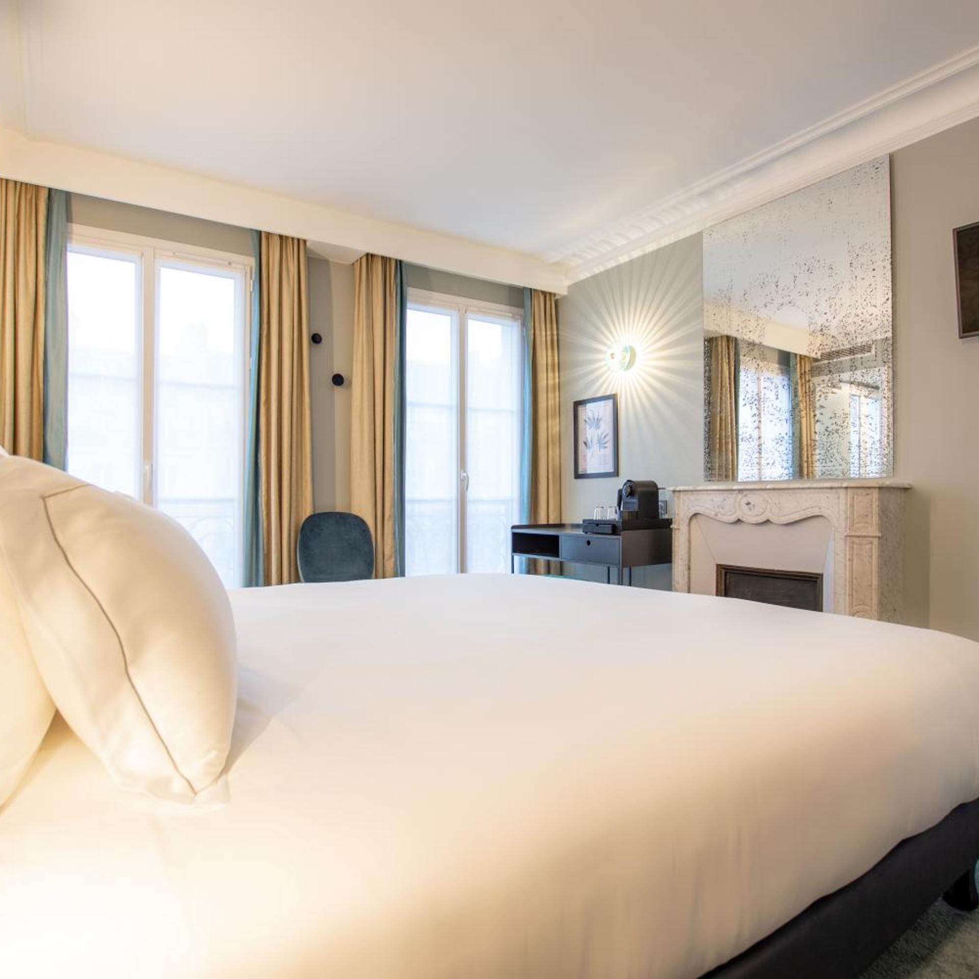 Deluxe, King Bed, ELSA, Hotel Paris by Collection Vesper 3/10