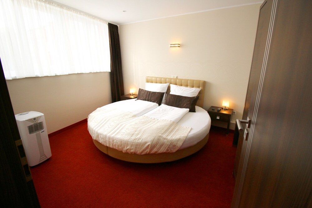 home Hotel 3/40