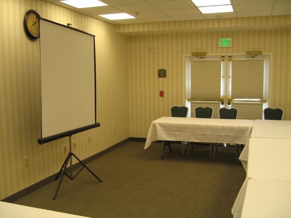 Best Western Plus Lake Elsinore Inn & Suites 31/53