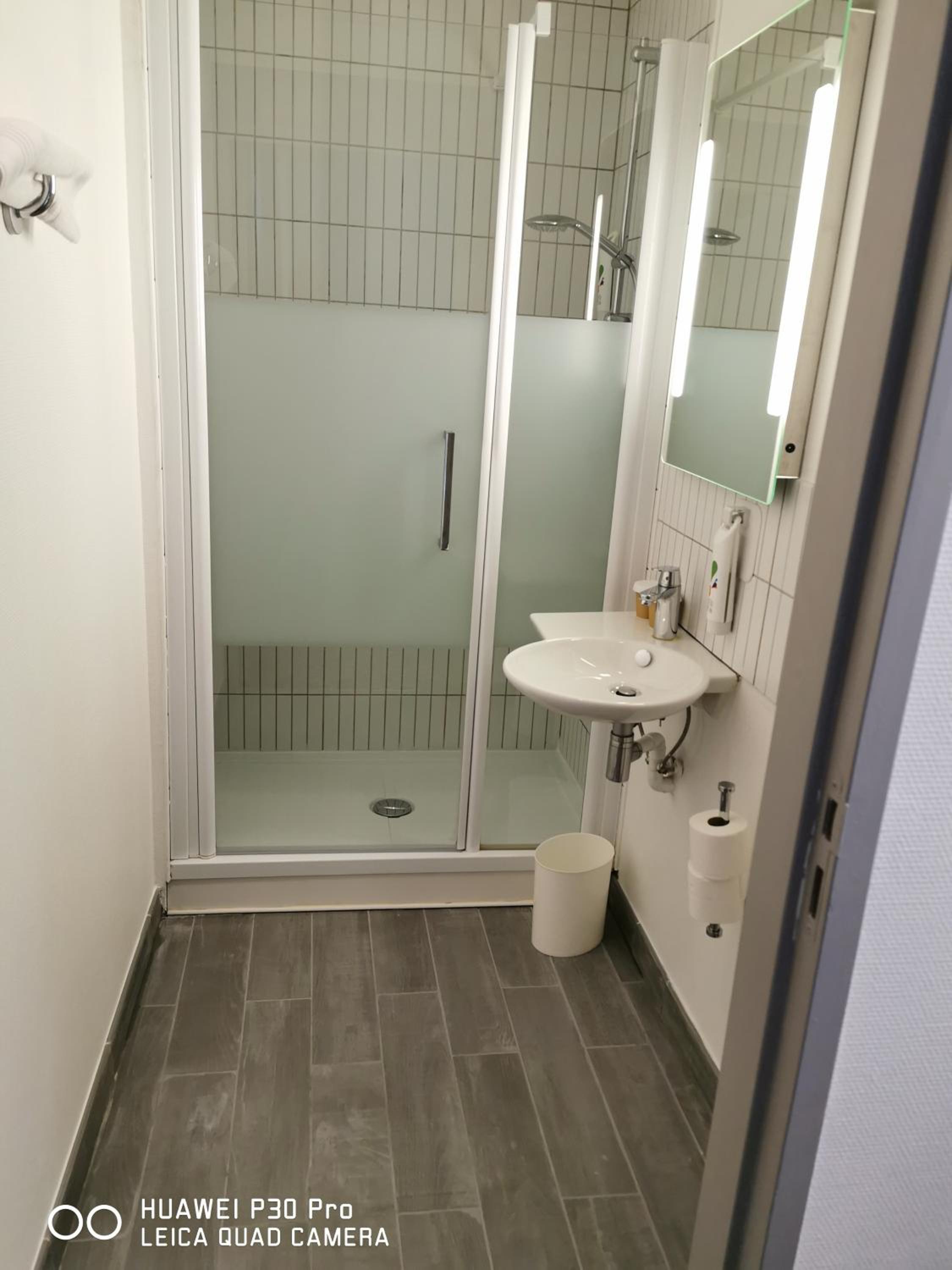 Standard, Double Bed, Train View، Ibis Styles Chambery Centre Gare 6/7