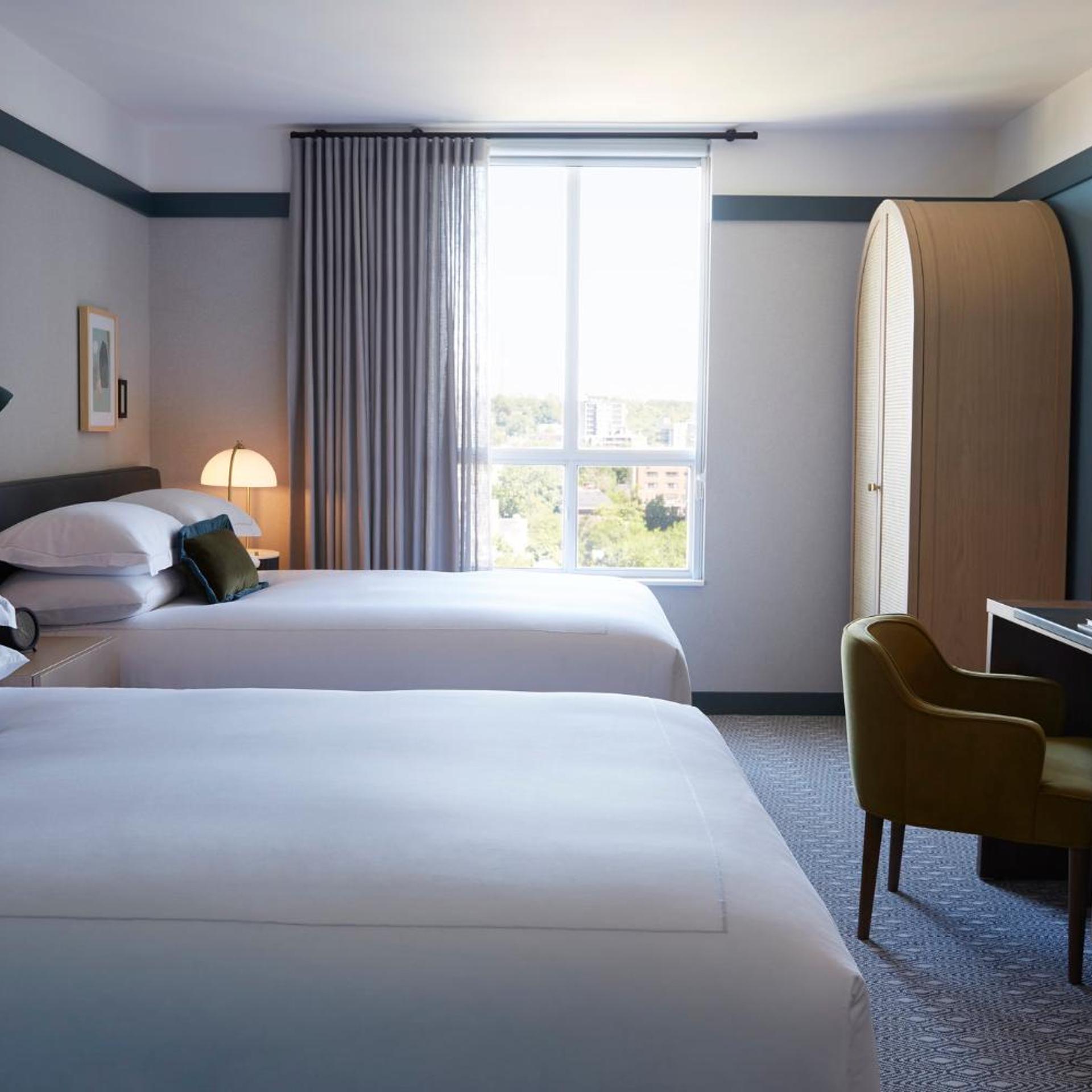 غرفة بسرير كينج وسريرين كوين، Kimpton Saint George Hotel 2/8