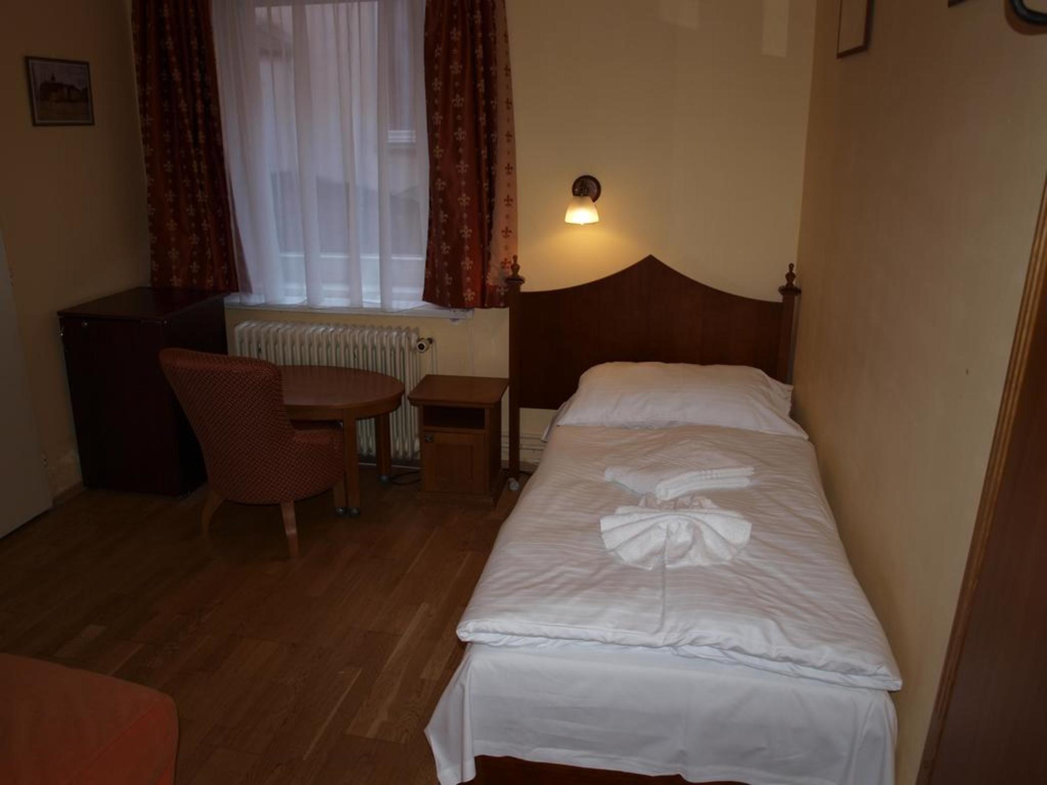 ROOM, SINGLE