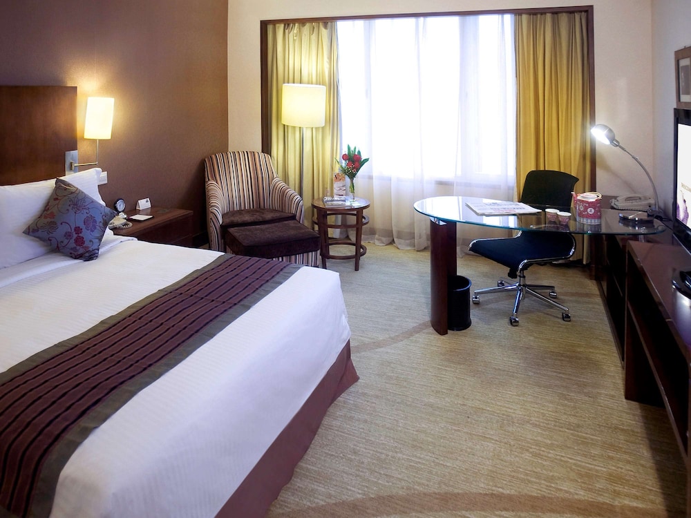 EXECUTIVE, KING BED