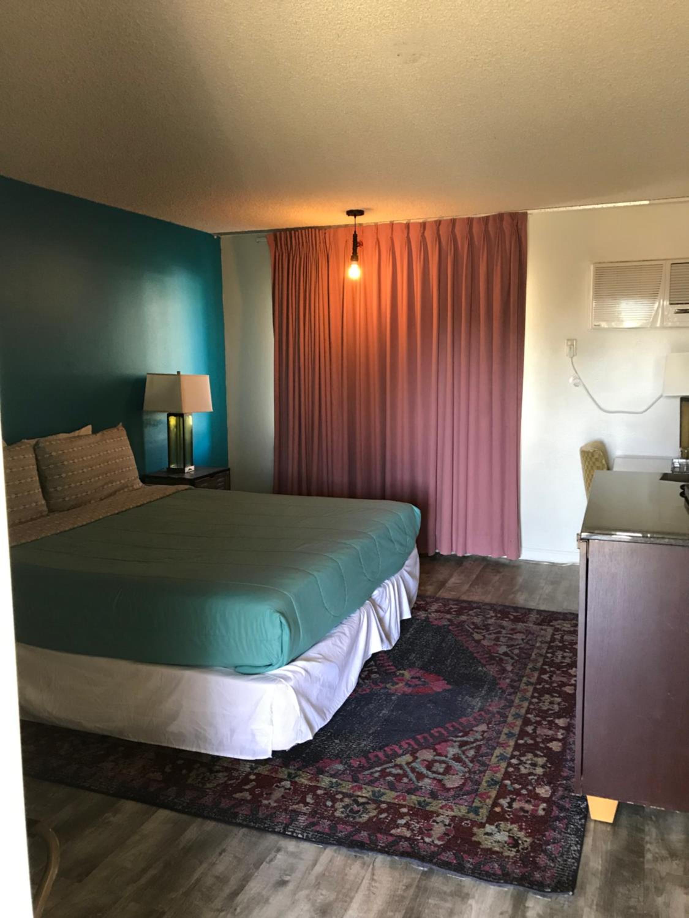 ROOM, KING BED, MOUNTAIN VIEW