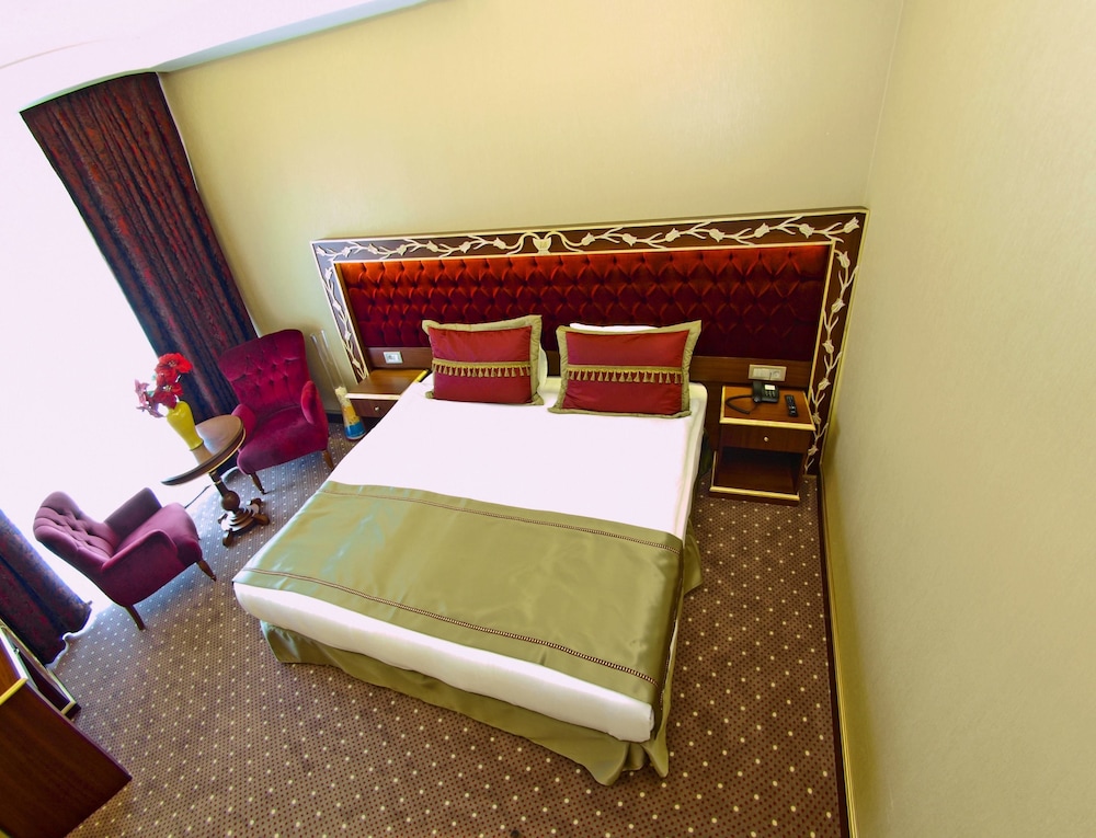 MB DELUXE HOTEL 33/59