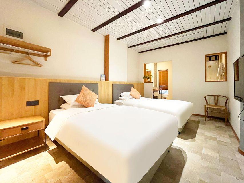 Room, Twin Beds, Courtyard View