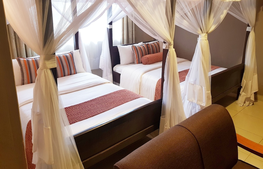 ROOM, TWIN BEDS, GARDEN VIEW, BATHTUB