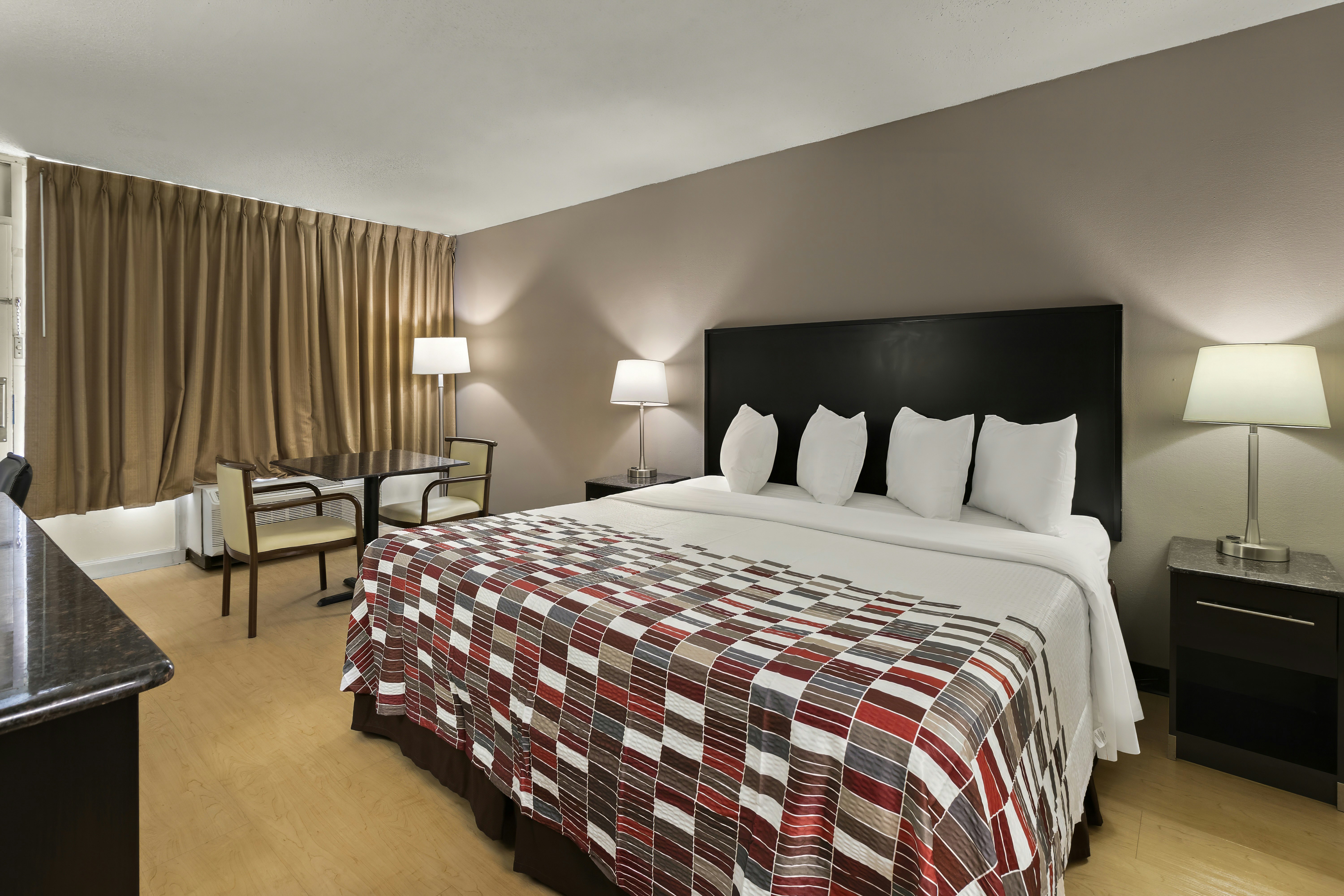 غرفة سوبيريور بسرير كينج، Red Roof Inn & Suites Cave City 2/6