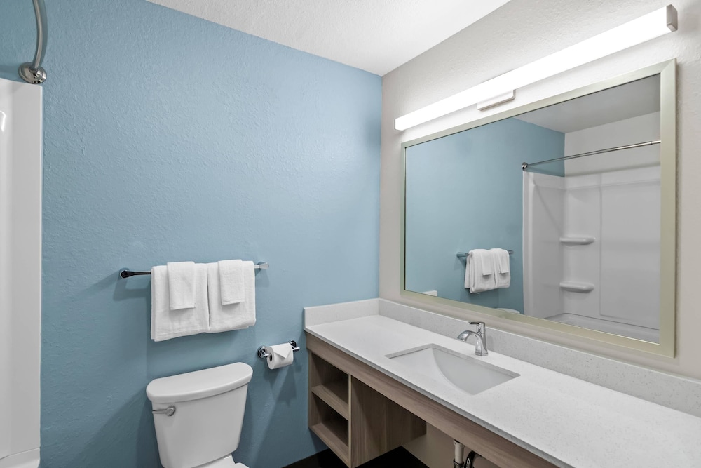 WoodSpring Suites Palm Springs - West Palm Beach, FL 37/44