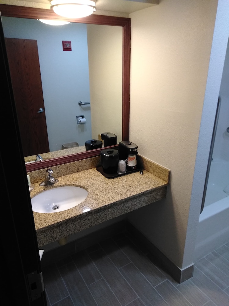 Quality Inn & Suites Mount Vernon 12/17