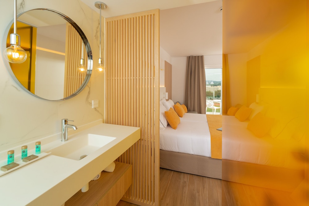 غرفة قياسية بسريرين منفصلين بإطلالة على المسبح، L Azure Hotel 3/3