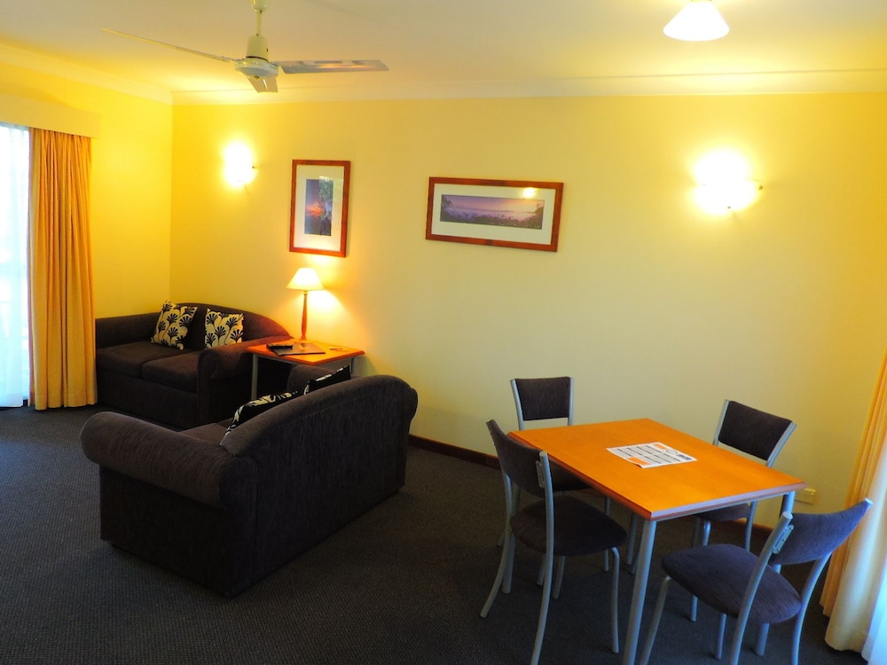Governors Lodge Resort Hotel 35/69