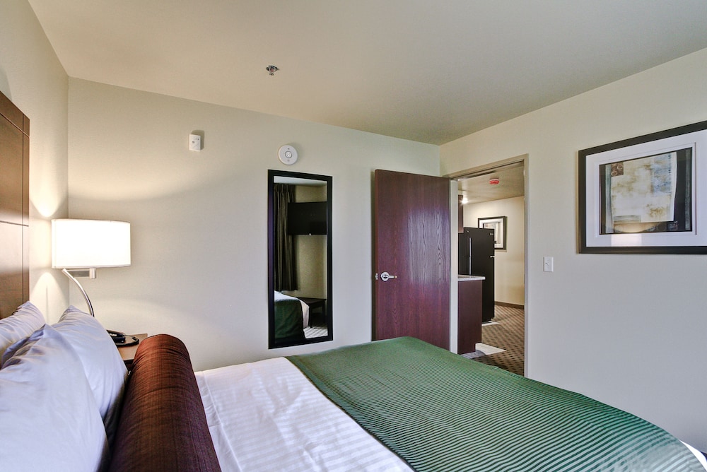 SUITE, QUEEN BED, SOFA, ACCESSIBLE