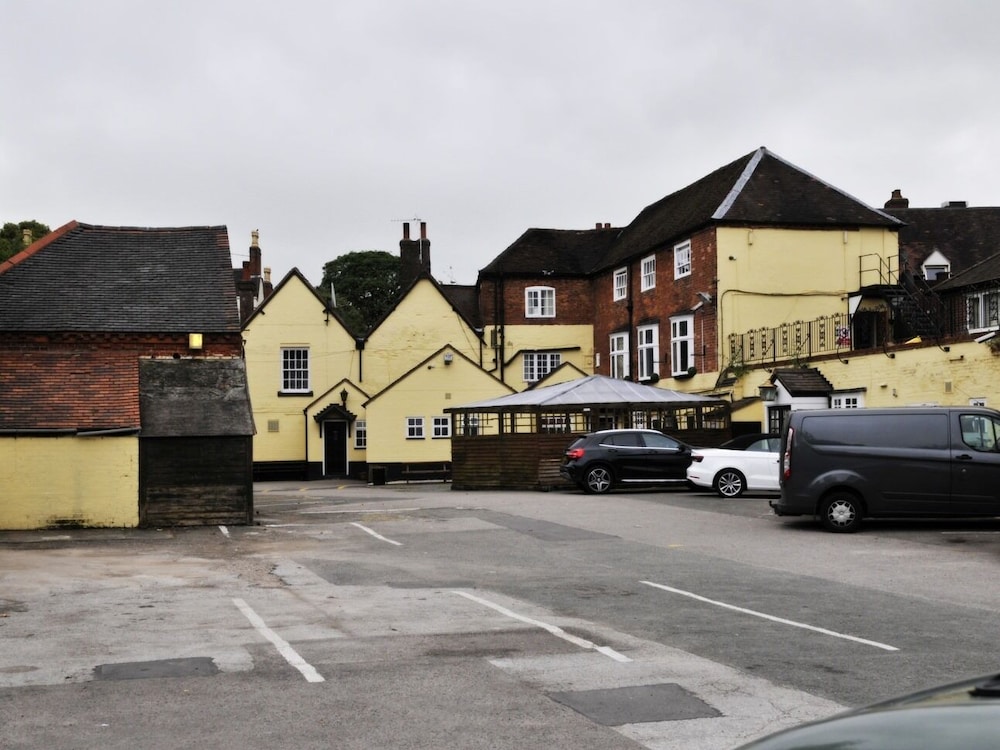 The Coach Hotel 31/34