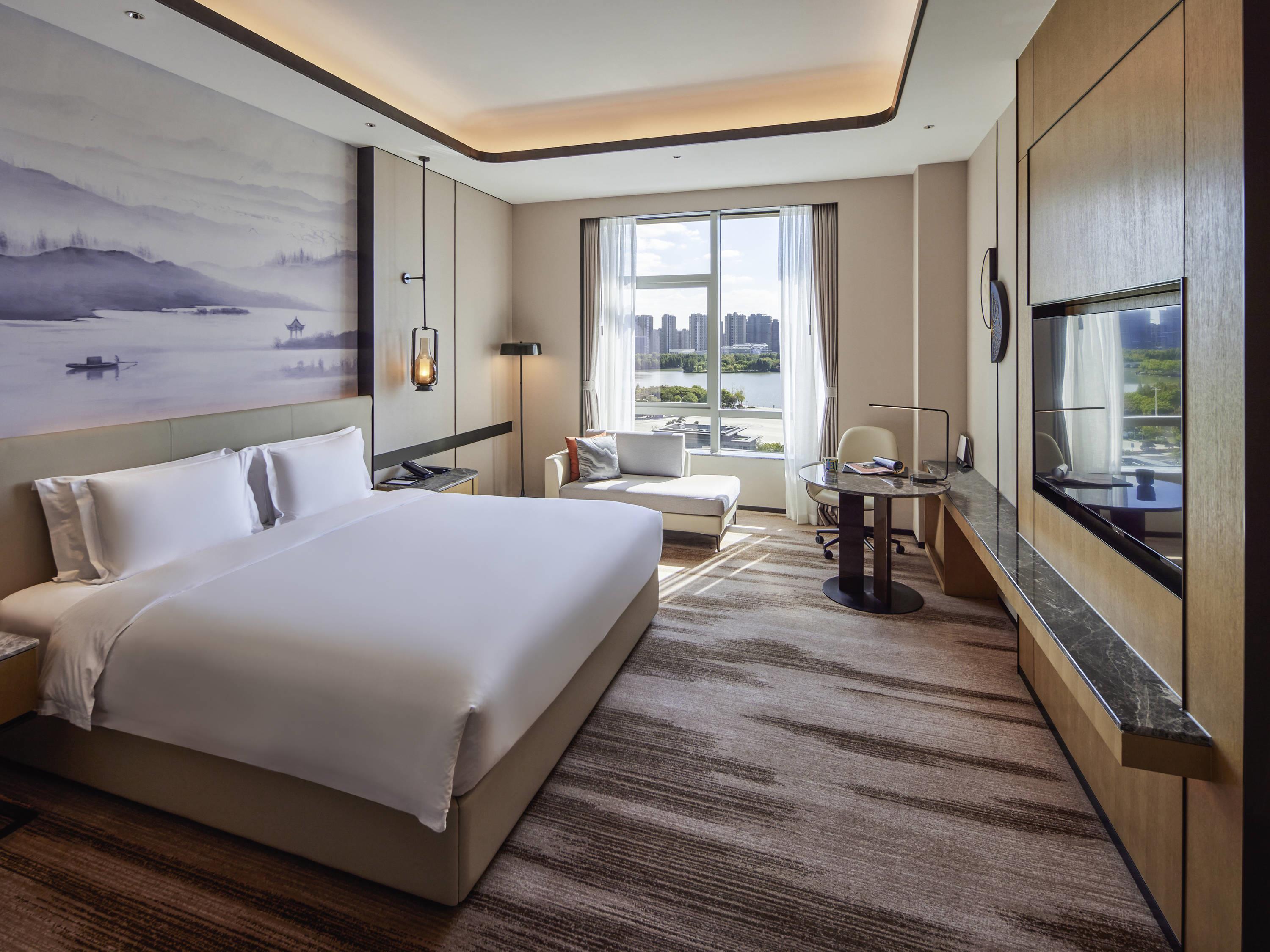 DELUXE, EXECUTIVE, KING BED, LAKE VIEW, LOUNGE ACCESS