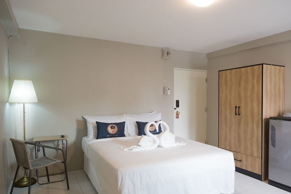 RoomQuest Ratchada AI Serviced Residence 9/35