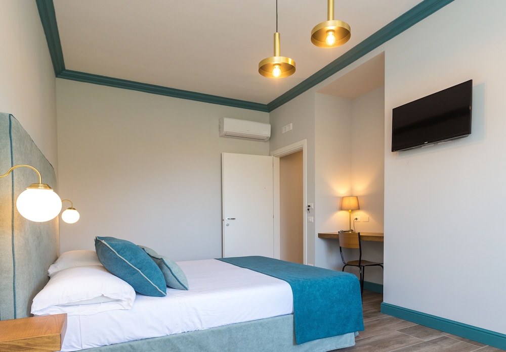 ROOM, DOUBLE BED