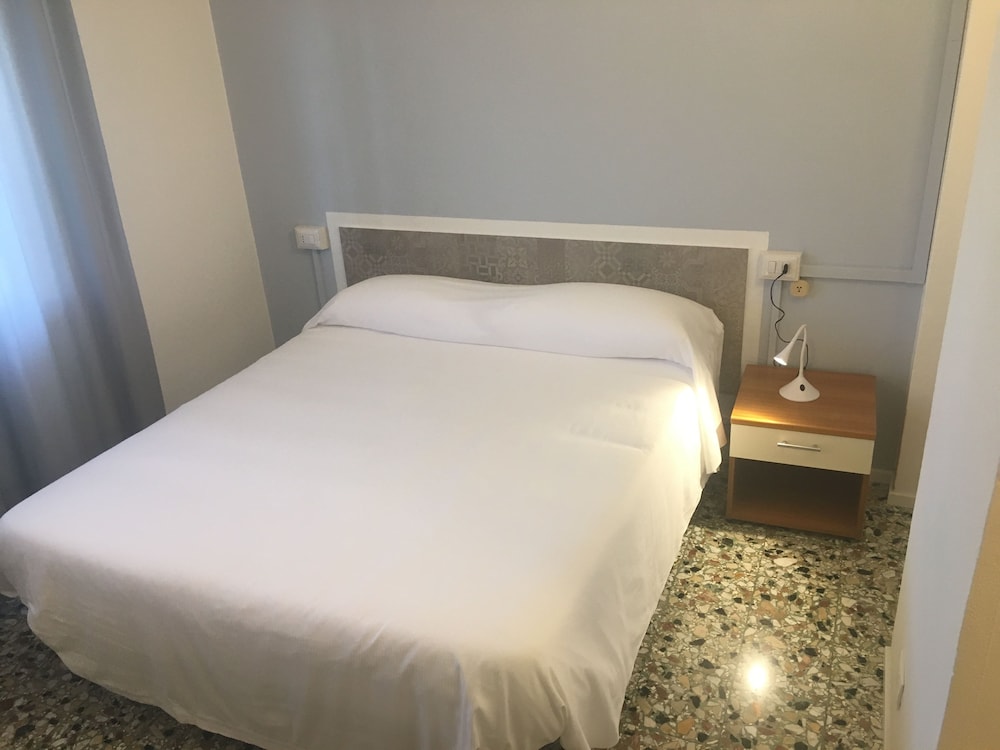 ROOM, TRIPLE