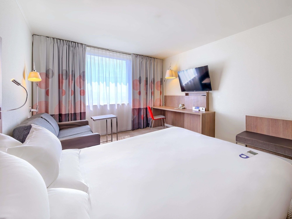 EXECUTIVE, QUEEN BED, SOFA