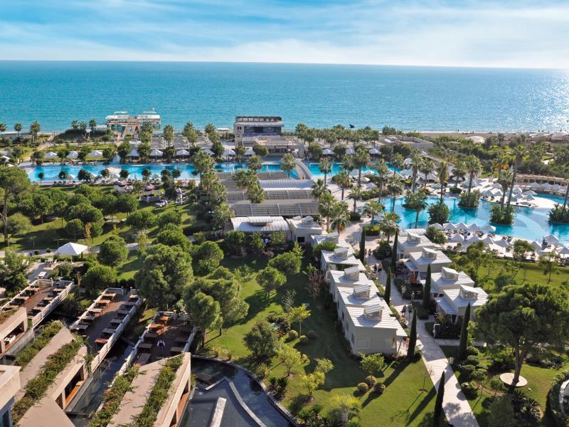 Deluxe, Pool View