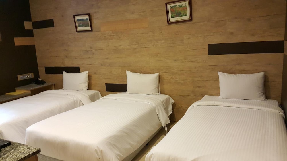 Empire Hotel 9/52