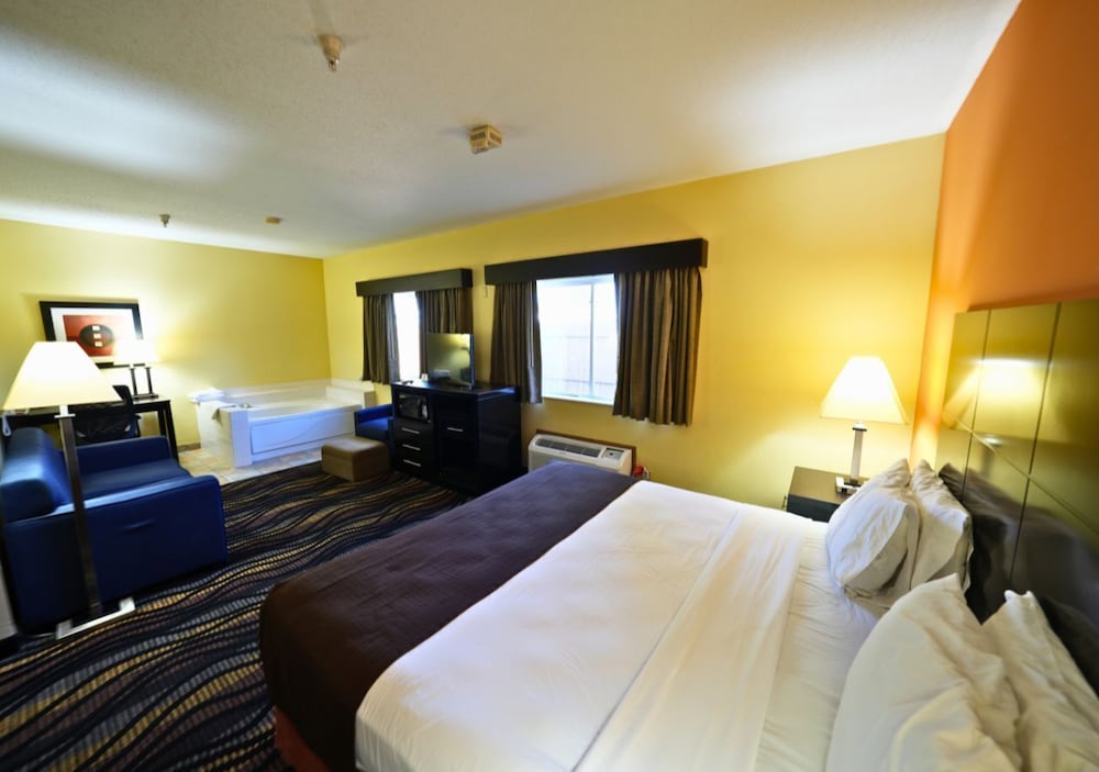 جناح بسرير كينج مع أريكة بحوض جاكوزي، Americinn By Wyndham Streator 2/5