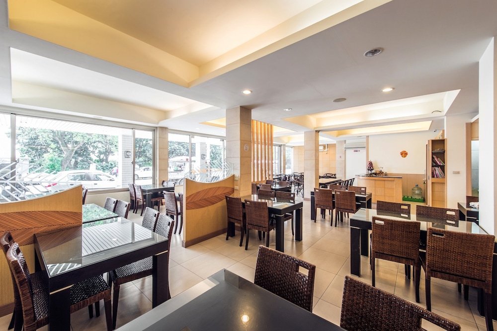Travel Road Hotel 35/37