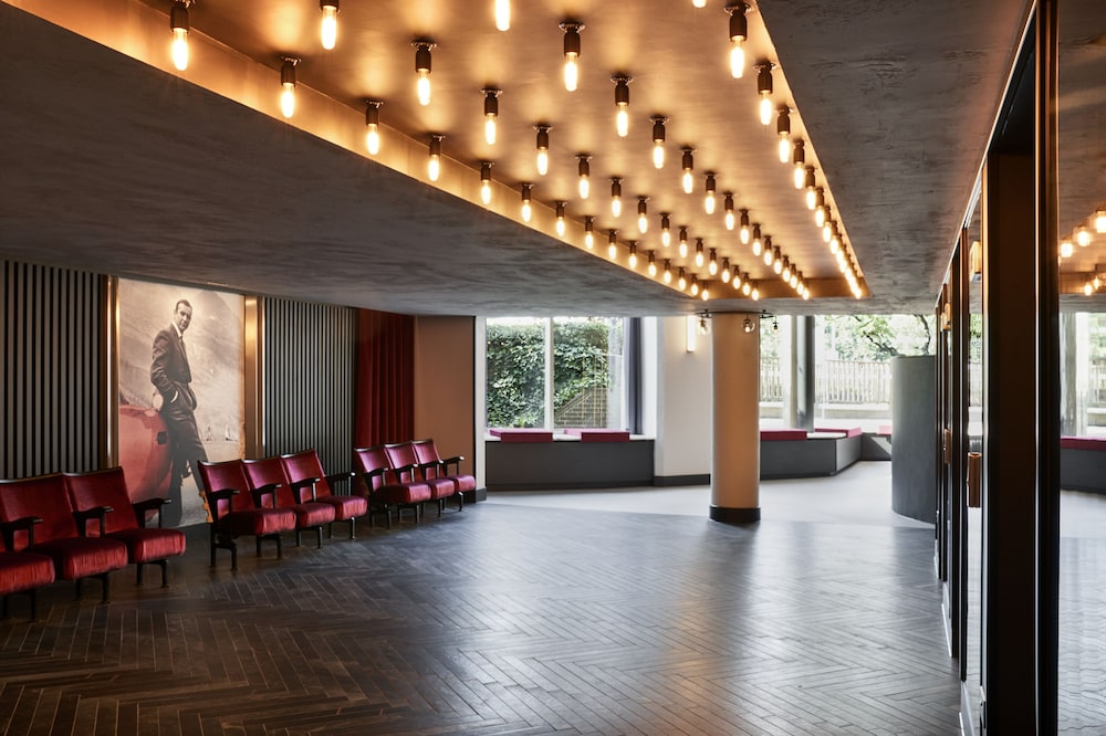 Radisson Red London Heathrow 36/64