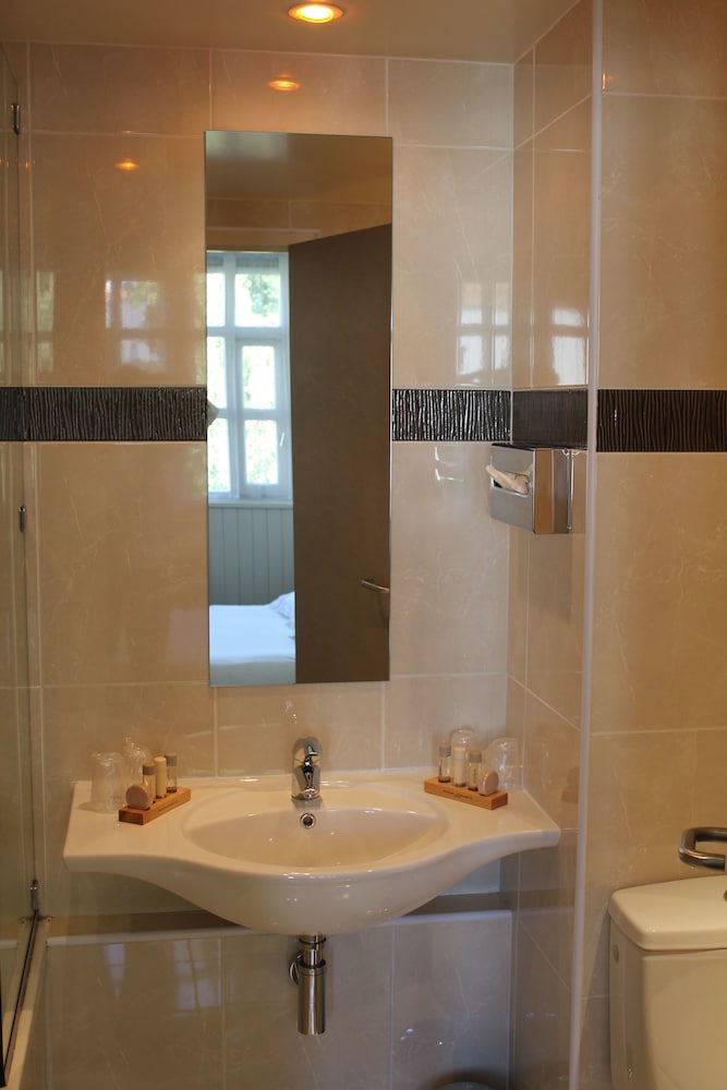 SAINT NICOLAS HOTEL 47/80
