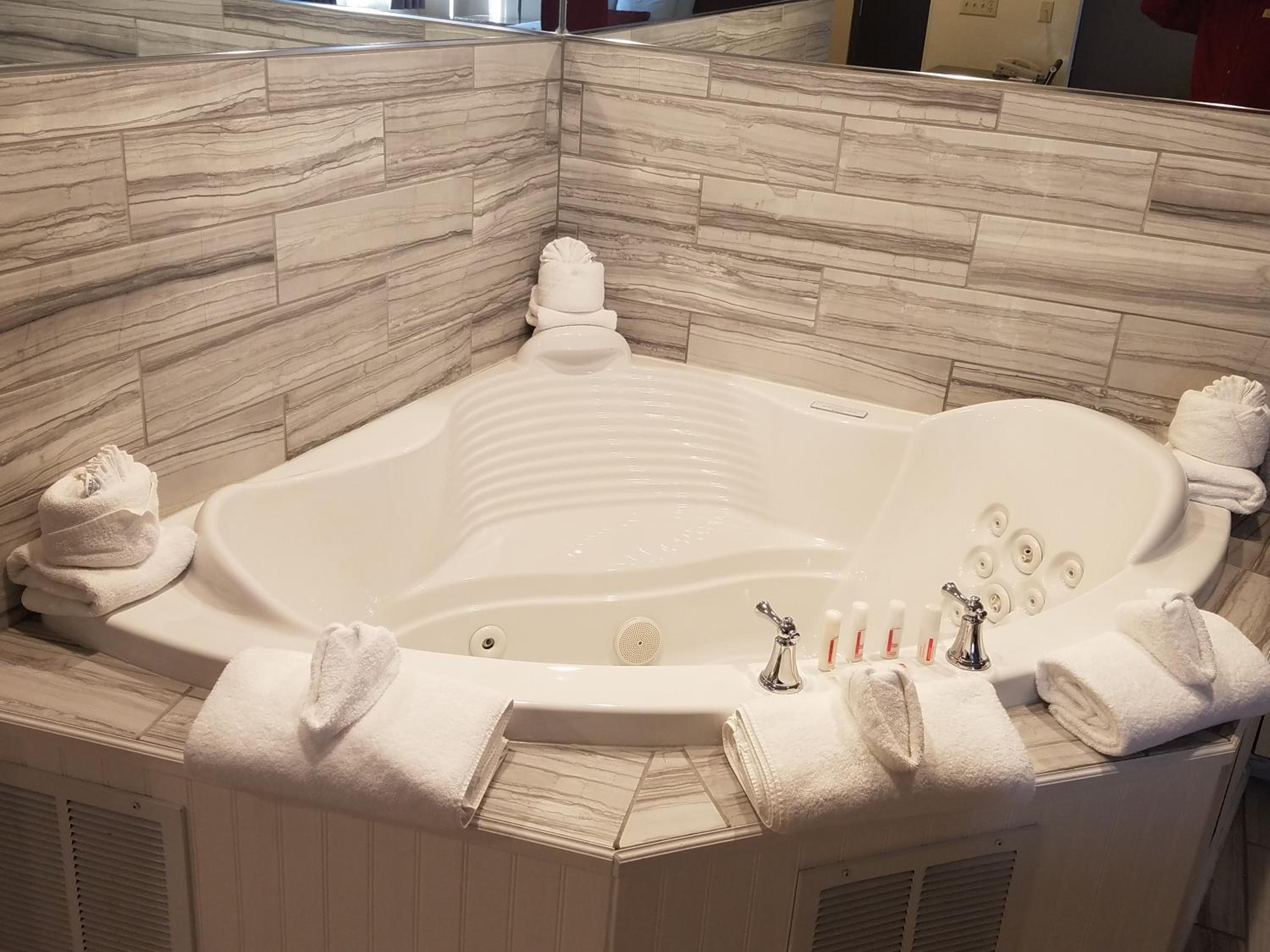 جناح بسرير كينج بجاكوزي، Ramada By Wyndham Minneapolis Golden Valley 5/5