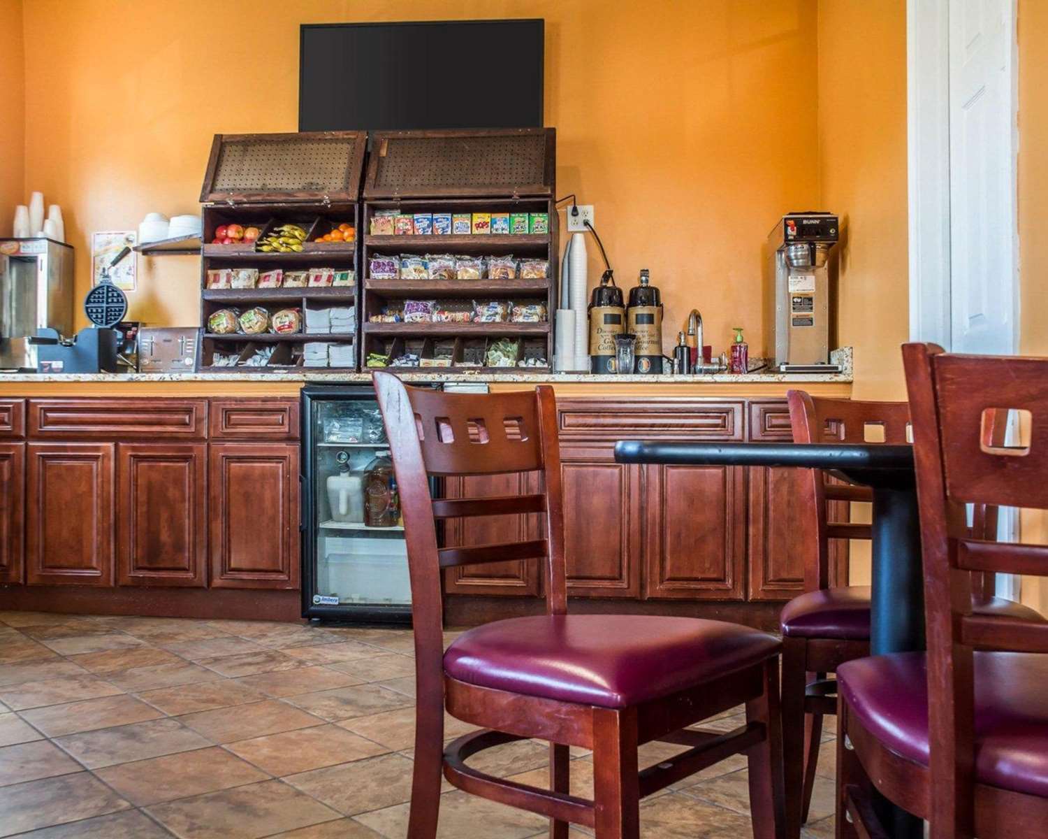 Econo Lodge Inn & Suites North Syracuse Airport 8/13