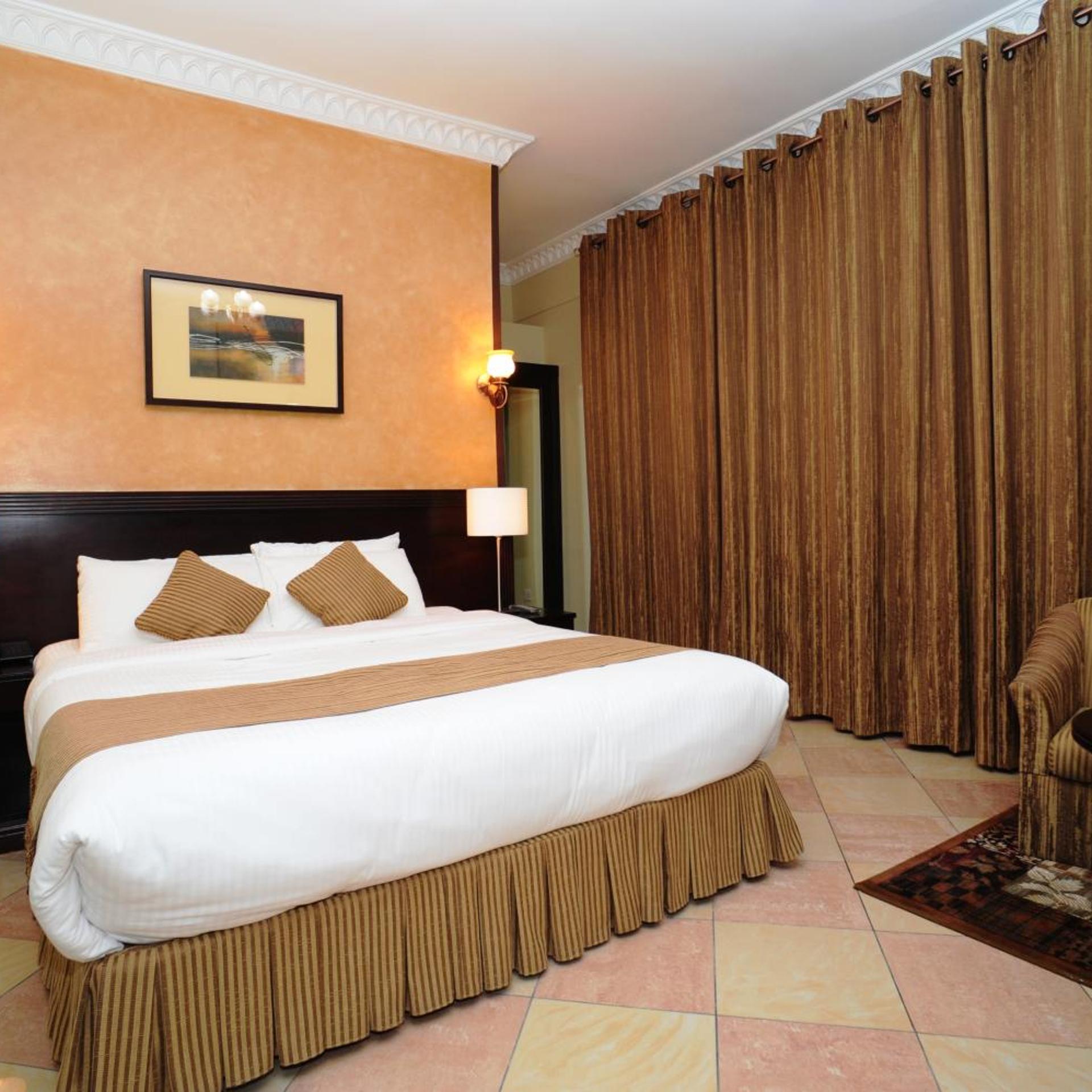 جناح جونيور، Al Jazeera Royal Hotel 3/10