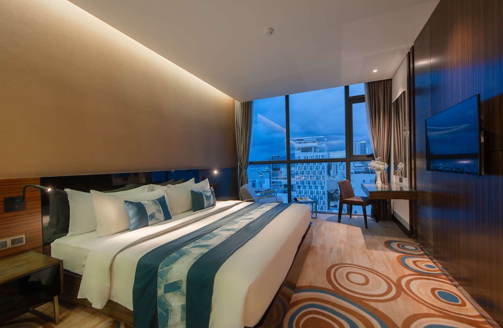 GRAND, SUITE, KING BED, BALCONY