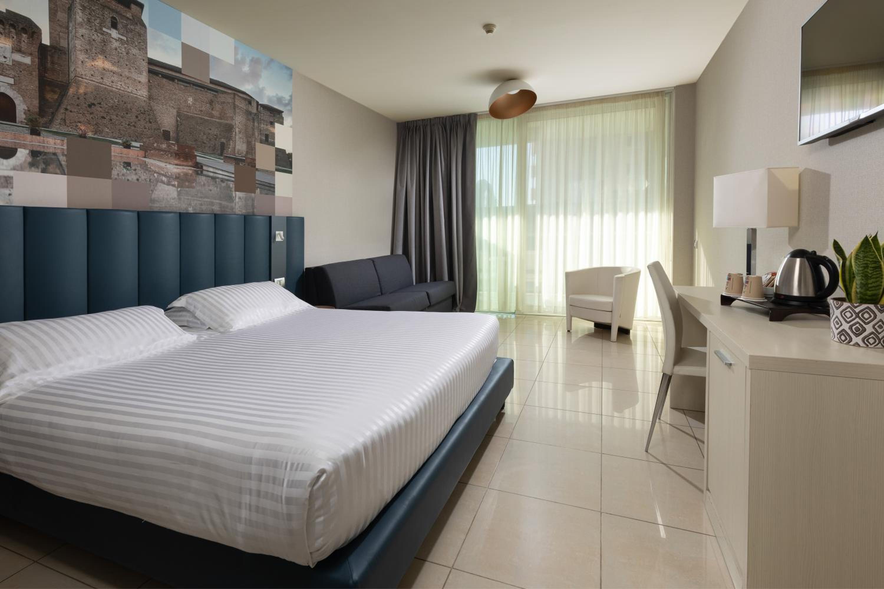 Superior, Queen Bed, Lateral Side Sea View, Sofa, Balcony