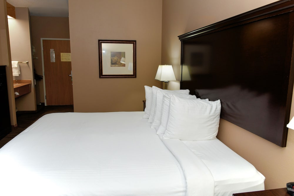 Boulders Inn Amp Suites Denison 8/28